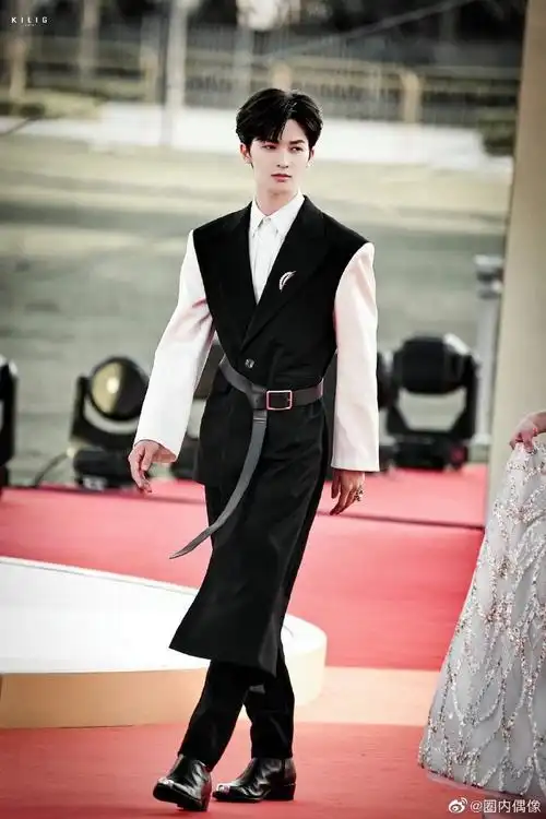 第35届金鸡奖红毯#朱正廷金鸡奖红毯饭拍,优雅绅士,好有气质!