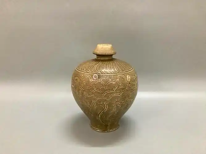 唐越窑之江窑刻花卉纹青瓷梅瓶