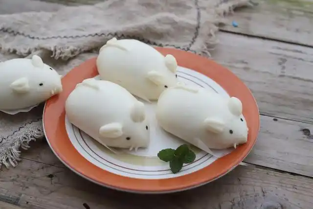 宅家玩面粉,教您做个小老鼠馒头,各个白胖有型,松软又好吃_面团