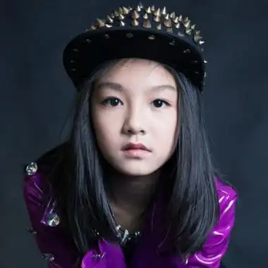 "贺美琦,女孩,重庆人,2004年6月出生,曾出演tfboys组合《爱