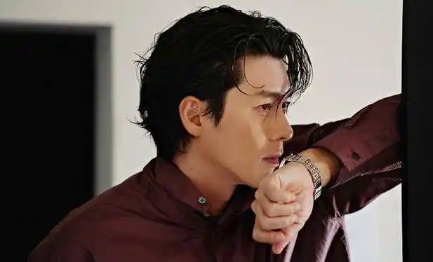 玄彬的最新画报花絮照,男神终于摆脱那络腮胡(笑),把一头微卷稍长发型