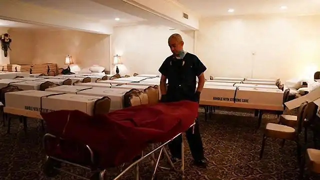 美国医院和殡仪馆到了极限,加州把60辆冷藏货车当作"停尸房"