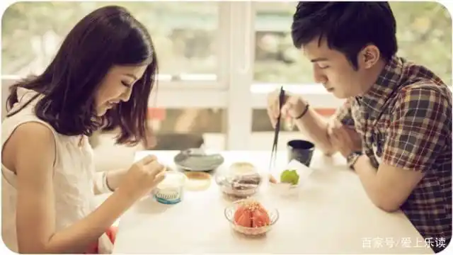 这是相亲一角的场景.