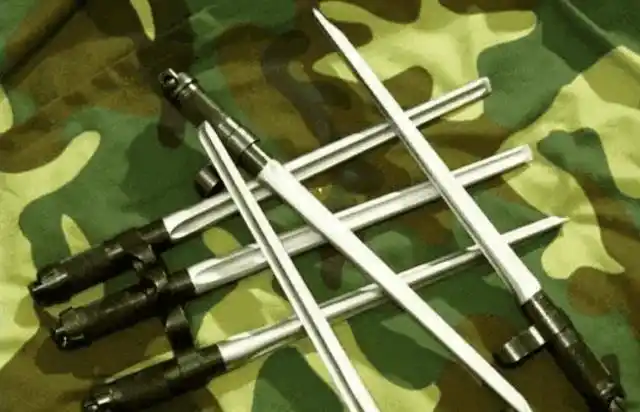 三棱军刺,这是中国产56式冲锋枪的标准配置,也是中国独创的军用刺刀