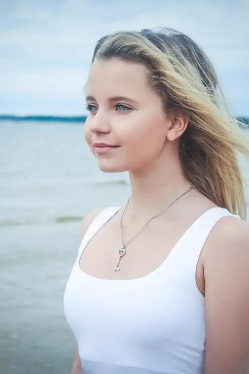 俄罗斯小美女网红年纪虽小却特别漂亮