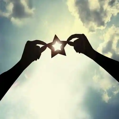 天空下交杯的手剪影