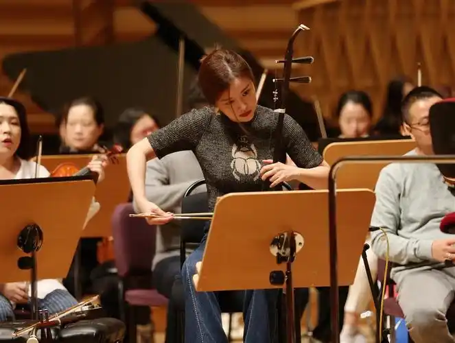 "90后"二胡演奏家陆轶文在排练