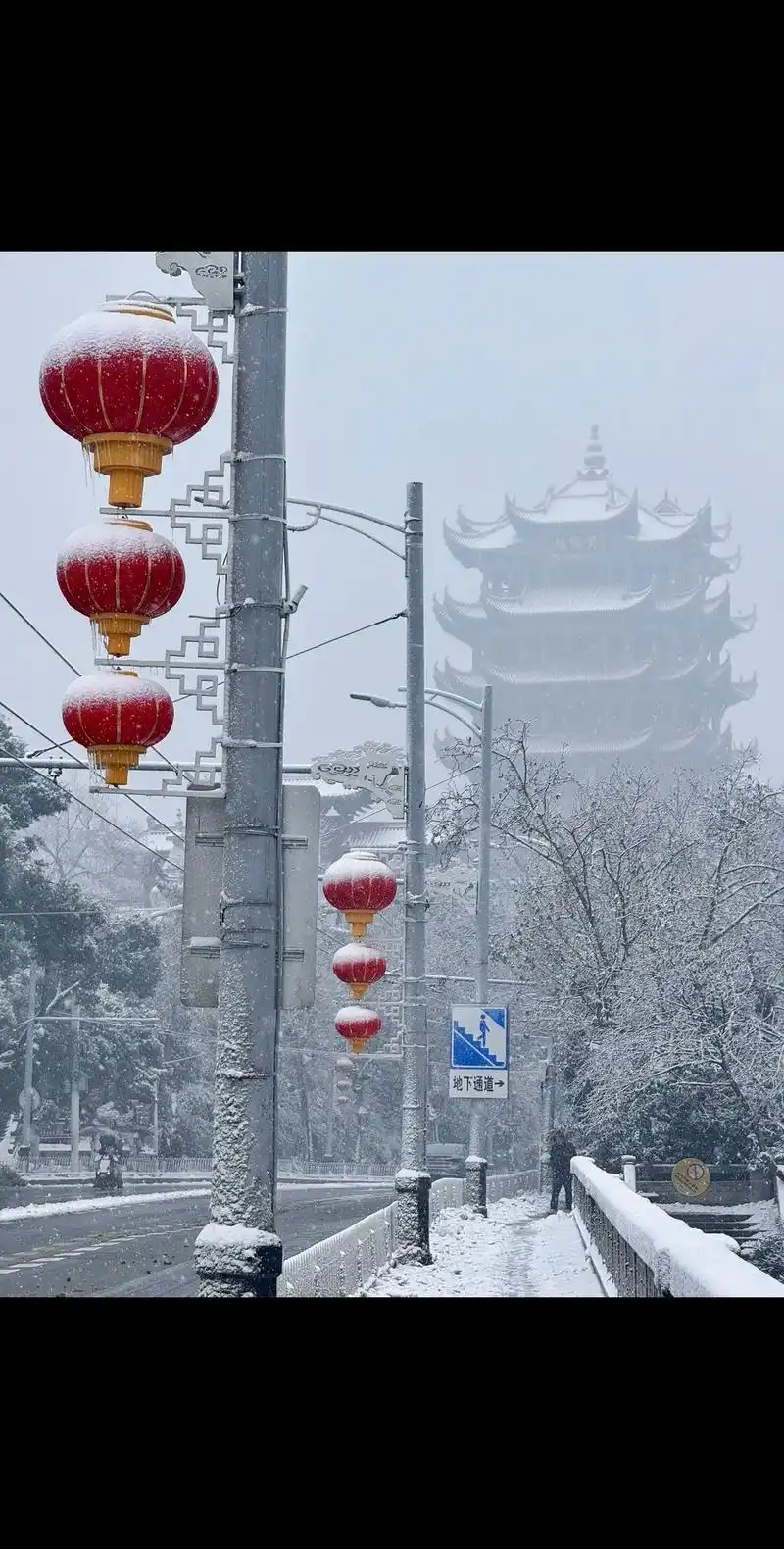 大雪中的黄鹤楼.第一次见大雪中的黄鹤楼,别有一番风味,这大雪 - 抖音