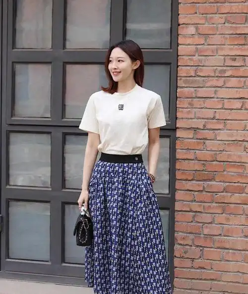 秋季基础穿搭指南t恤搭配半身裙学会这样穿才洋气显品味