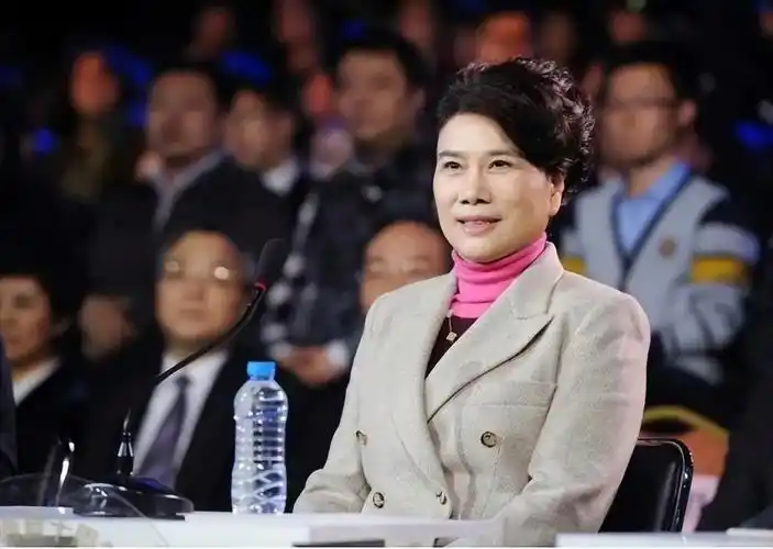 回顾董明珠中年丧夫被亲哥踢出族谱儿子40仍未婚