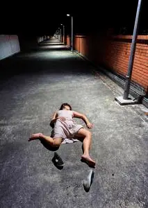 在巷子里死了的女孩在巷子里死了的女孩在巷子里死了的女孩美丽的年轻