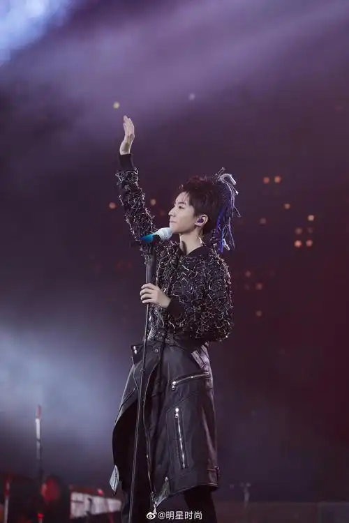 王俊凯新鲜尝试星空脏辫造型,身穿刺绣外套搭配朋克皮裙亮相舞台