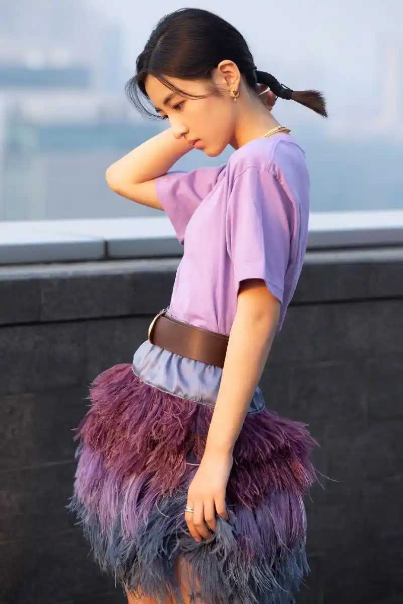 18岁张子枫,白衬衫配"绷带裙"穿得高级霸气,网友:美得独特