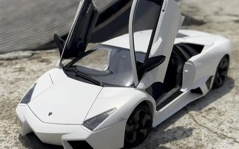 来自aa兰博基尼reventon雷文顿 据说设计灵感来自美国猛禽f-22战斗机