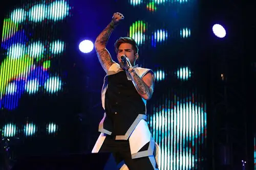 上海)"美国偶像",享誉全球的流行小天王亚当·兰伯特(adamlambert)在1