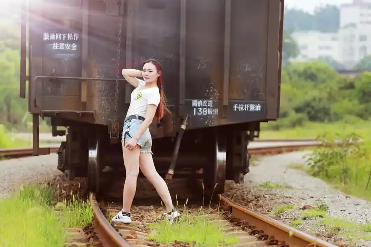 铁轨上的女孩