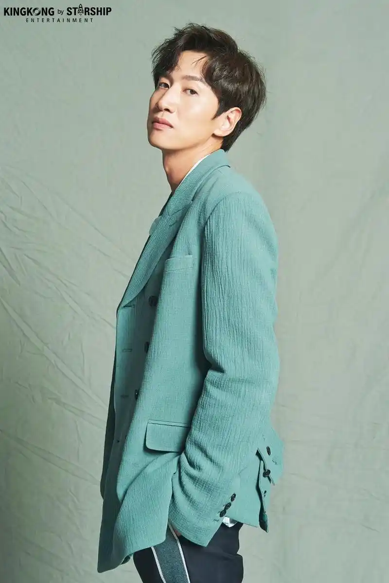 李光洙画报拍摄花絮照公开!是个帅气的大暖男啊!