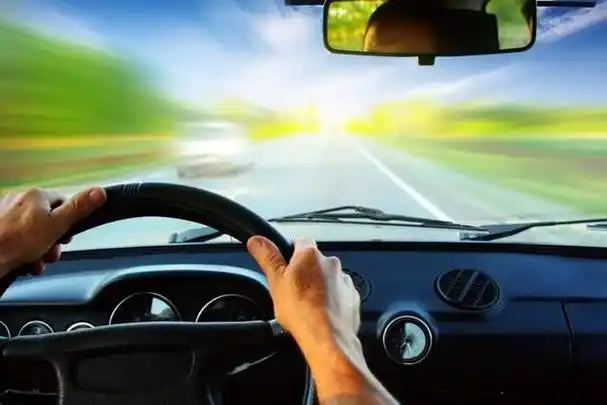 有驾照不等于会开车新手要想上手得学会这些技巧