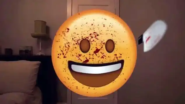 女孩太爱发肉麻短信,表情包无法忍受,穿越到现实世界刺杀她|欧美电影|