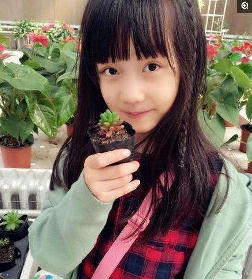 转眼两年过去了,当初8岁的纪姿含,今年也10岁了,照着女孩子发育早的