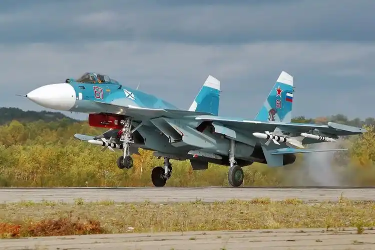 1991年苏联解体,俄罗斯依靠苏联强大的军事基础对苏-27战机不断进行