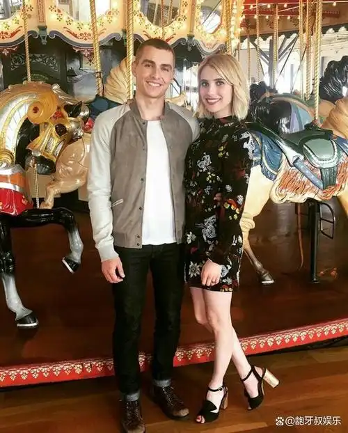 艾玛·罗伯茨身材娇小但却极会穿搭,姑姑是好莱坞著名的大嘴美人