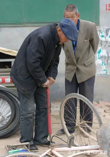 农村八旬修车老汉,三根木棍玩出"花样"看老人玩的稀罕物叫啥!