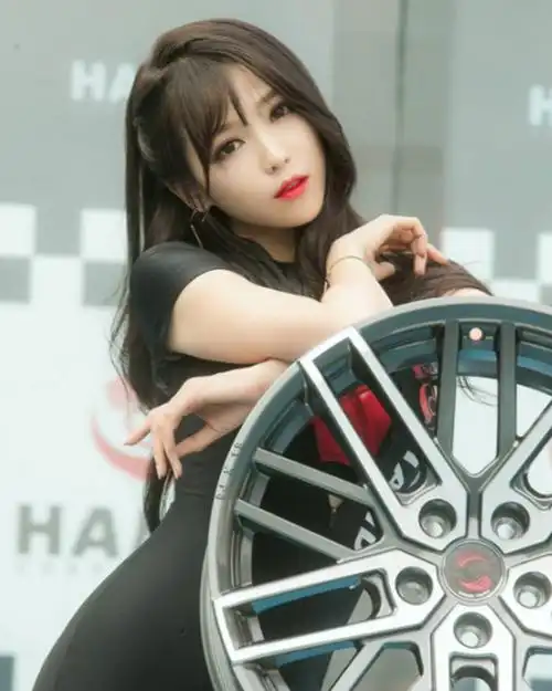 格斗选手开打前…掏出「这个」送给超正举牌女郎!