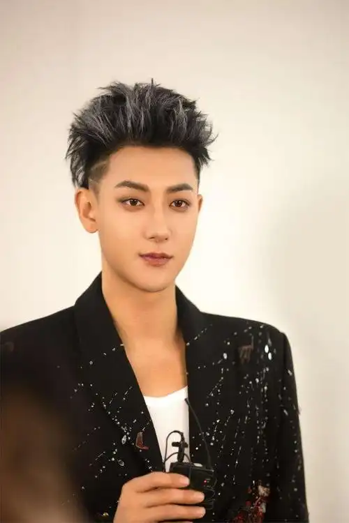 黄子韬在直播中再次回应经纪人风波和小马丁事件,并进行了道歉.