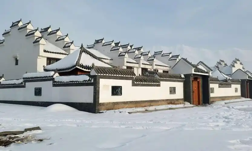 白墙灰瓦;山墙造型优美,很有观赏性.