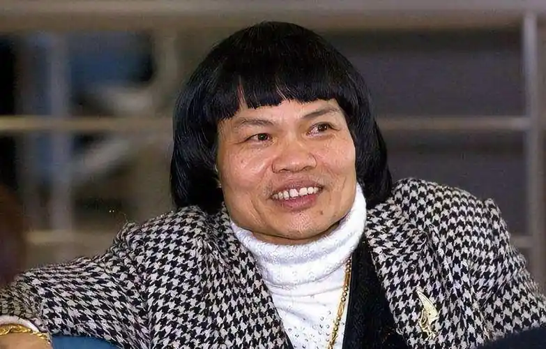 原创香港第一丑男八两金从千万富翁到一贫如洗与前妻各执一词