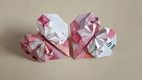 用100元人民币折出心形,做法其实很简单,手工折纸视频教程