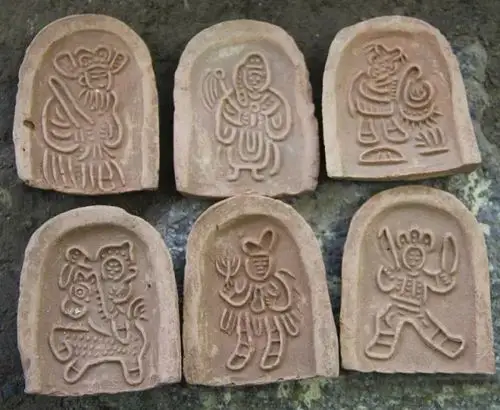 泥巴做玩偶的陶制图画模范,类似民间制馍馍的食磕子,如小孩子的巴掌