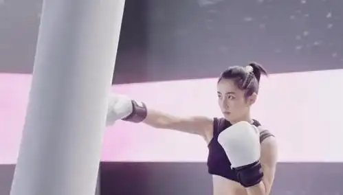 18岁张子枫练出"鲨鱼腹肌",穿背心打拳击的一刻,力气有点吓人