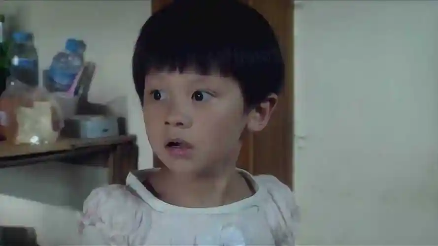 宝贝儿回家:琪琪偷跑出来到门口发现人贩子,赶紧躲在另一个屋里