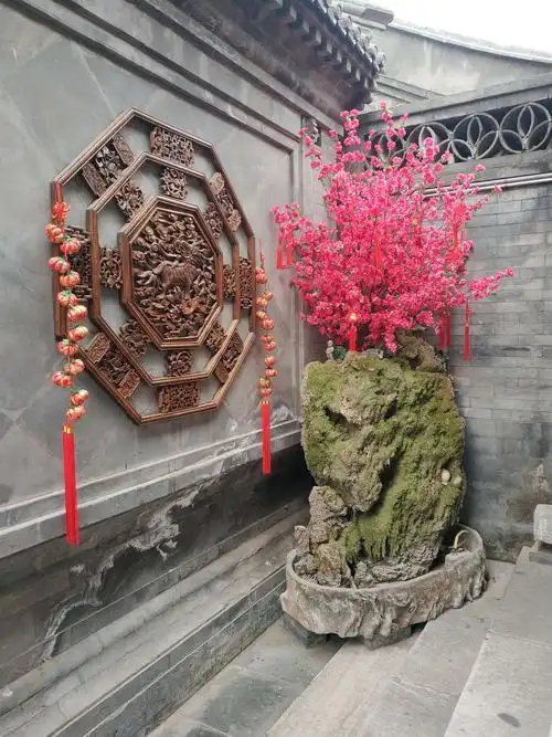 进入门楼,迎面是一个砌在厢房山墙上的照壁.