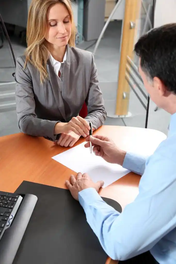 在签署合同的办公室