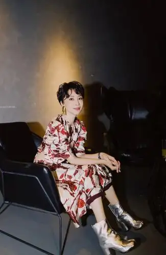 吴晓敏现身时尚先生盛典印花裙帅气新解读