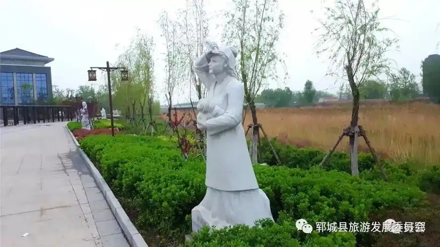 郓城智慧广场都有哪些名人雕塑