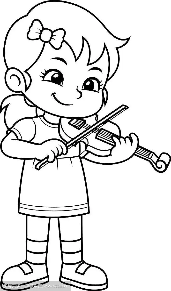 女孩正在用小提琴练习音乐