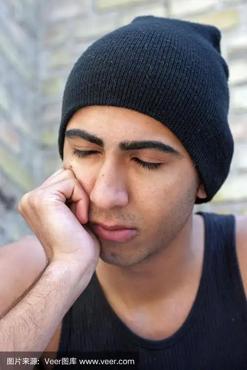 悲伤的年轻人闭着眼睛