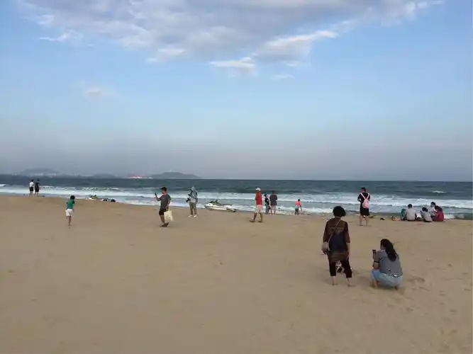 人们在沙滩玩耍.