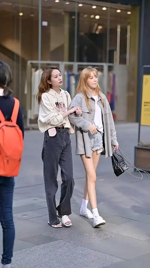 小姐姐穿着拖鞋就出门了?