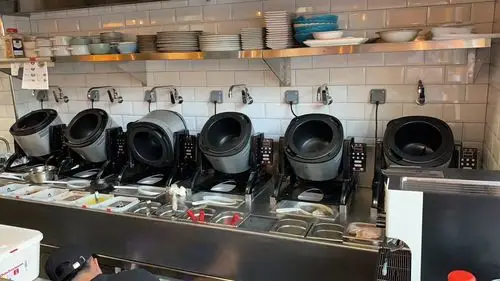 自动炒菜机在西班牙中餐馆应用解决厨师与中餐标准化问题