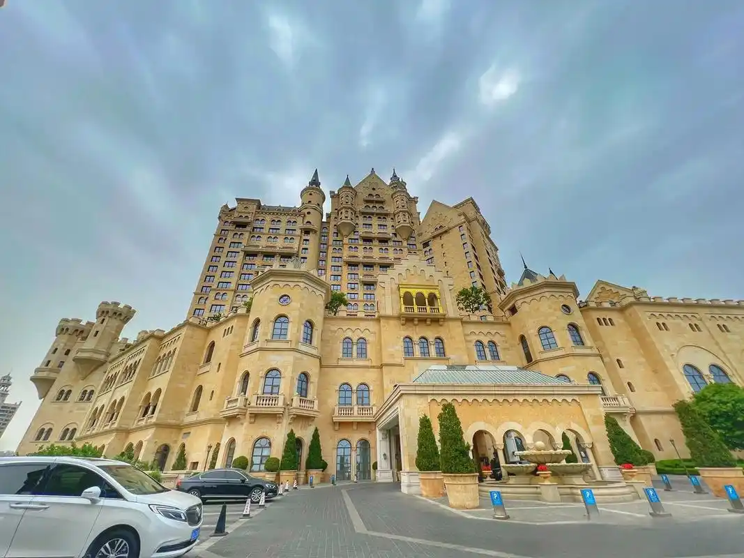 大连城堡豪华精选酒店坐落于莲花山山脉,俯瞰著名的星海湾和黄海,是