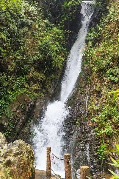 峡中文名盘龙峡位于德庆县西北部,距县城28公里,整个生态旅游区占地3