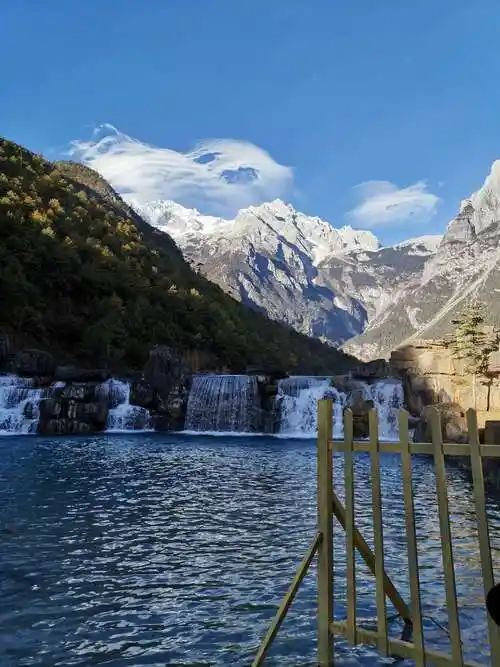 白水河是玉龙雪山积水融化汇积而成,雪山水富含硫酸铜,河水清洌而色蓝