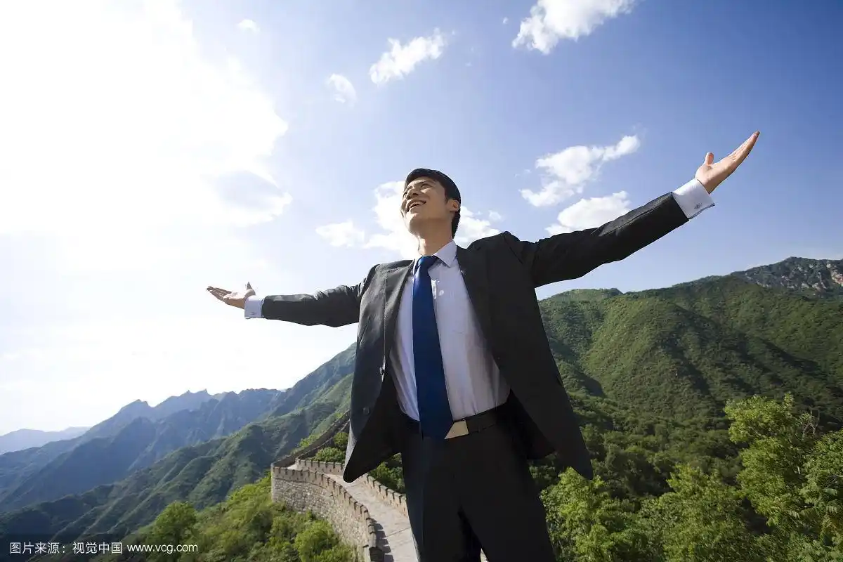 商务男士张开双臂