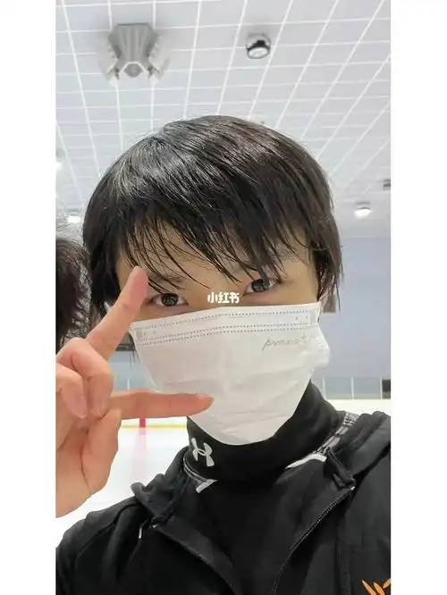 新鲜的牛,一出现微博沦陷了,各群里都炸了,牛粉们纷纷买同款口罩照片