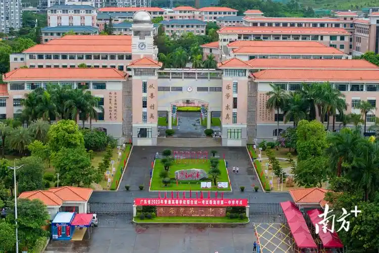已有穿着各式校服的考生在工作人员的指引下有序进入珠海市第一中学